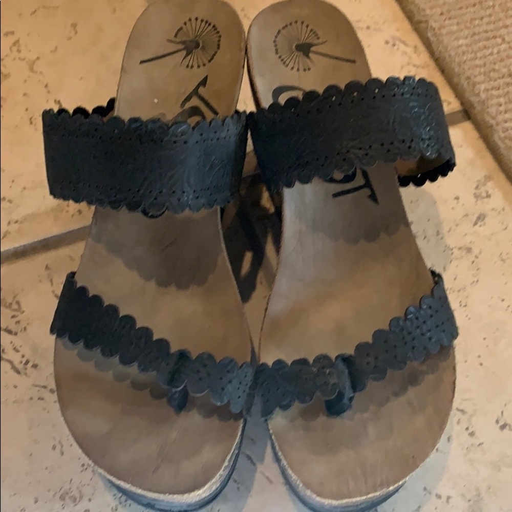 OTBT BLACK SANDALS WITH SCALLOPED EDGE.